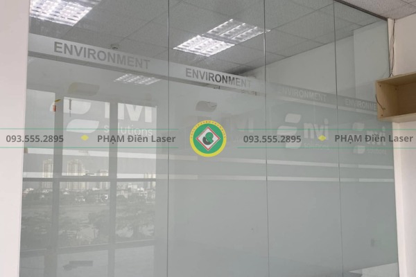 Cắt decal dán kính mờ tên thương hiệu nổi bật