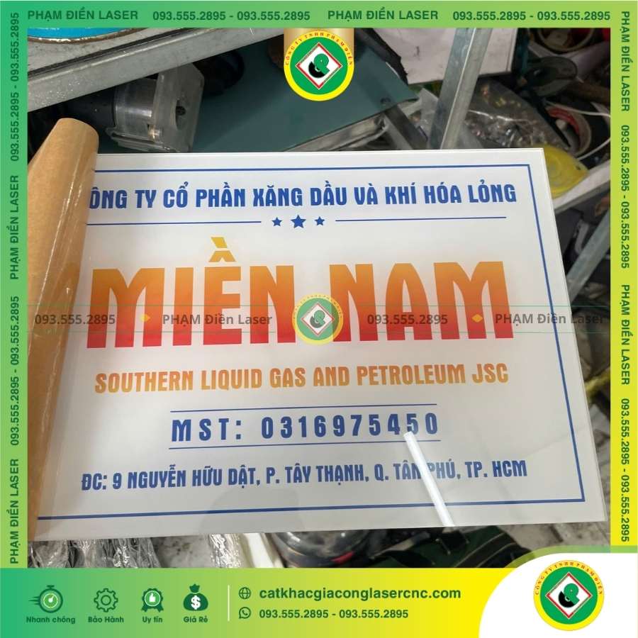 Kinh nghiệm lựa chọn đơn vị gia công biển tên Công ty Mica in UV uy tín